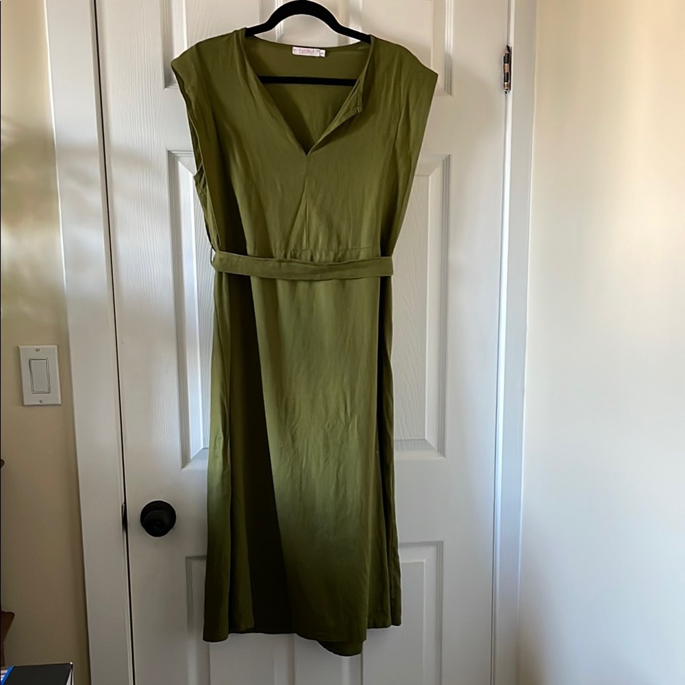 Gorgeous Italy 🇮🇹 olive green linen blend dress